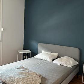 Private room for rent for €395 per month in Saint-Étienne, Place Massenet