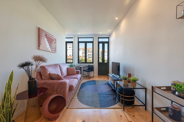 Apartment for rent for €2,300 per month in Porto, Rua de Clemente Meneres