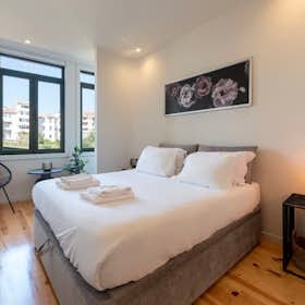 Apartment for rent for €2,500 per month in Porto, Rua de Clemente Meneres