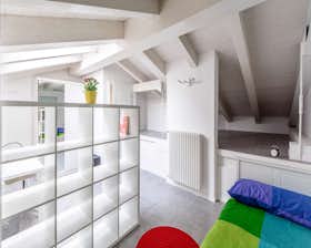 Private room for rent for €795 per month in Bologna, Via Oreste Regnoli