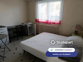 Private room for rent for €375 per month in La Roche-sur-Yon, Rue d'Arcole