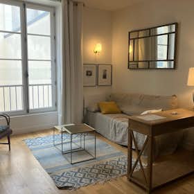 Apartment for rent for €2,955 per month in Paris, Rue Martel