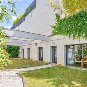 Apartamento para alugar por € 13.700 por mês em Colombes, Rue Hoche