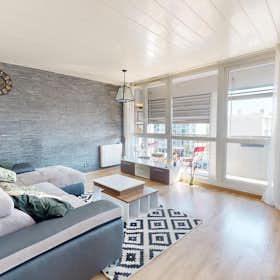 Appartement te huur voor € 800 per maand in Vénissieux, Rue de Montelier