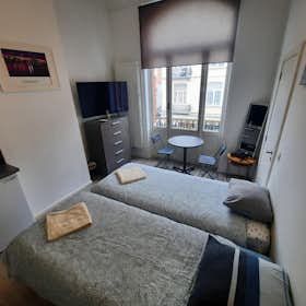 Studio for rent for €1,200 per month in Forest, Rue du Monténégro