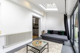公寓 正在以 £3,797 的月租出租，其位于 London, Victoria Rise