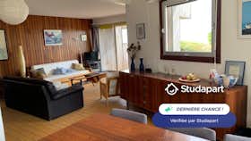Apartment for rent for €1,190 per month in La Rochelle, Rue de la Gloire