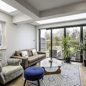 公寓 正在以 £3,565 的月租出租，其位于 London, Robinson Road