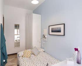 Private room for rent for €690 per month in Bologna, Viale Giovanni Vicini