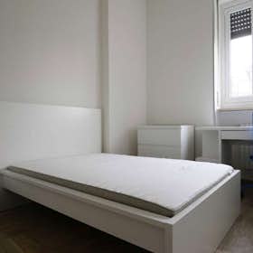 Private room for rent for €790 per month in Milan, Via Vincenzo Giordano Orsini