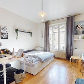 Mieszkanie do wynajęcia za 880 € miesięcznie w mieście Lyon, Rue Notre-Dame