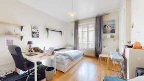 Studio for rent for €880 per month in Lyon, Rue Notre-Dame