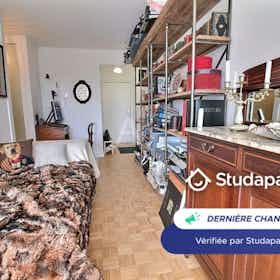 Apartment for rent for €1,700 per month in Rouen, Place de la Cathédrale