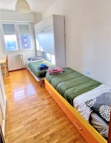 Cameră comună de închiriat pentru 400 EUR pe lună în Milan, Viale Ca' Granda