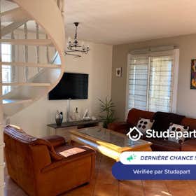 Apartment for rent for €1,840 per month in La Valette-du-Var, Rue du Lieutenant Chancel