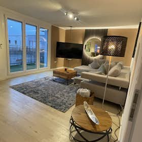 Appartement te huur voor € 2.950 per maand in Kaiserslautern, Mozartstraße