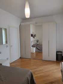 私人房间 正在以 €400 的月租出租，其位于 Modena, Via Pietro Giardini