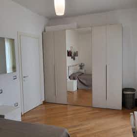 Private room for rent for €400 per month in Modena, Via Pietro Giardini