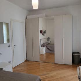 Отдельная комната сдается в аренду за 400 € в месяц в Modena, Via Pietro Giardini