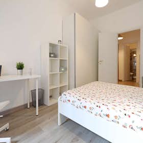 私人房间 正在以 €700 的月租出租，其位于 Rome, Via Damaso Cerquetti