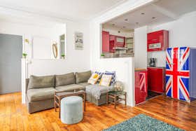 公寓 正在以 €1,900 的月租出租，其位于 Paris, Rue Albert Thomas