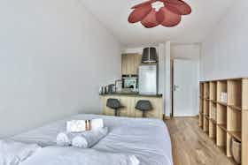 Studio for rent for €900 per month in Puteaux, Rue Cartault