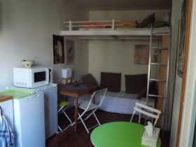 单间公寓 正在以 €750 的月租出租，其位于 Paris, Rue de Bruxelles