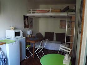 Studio for rent for €750 per month in Paris, Rue de Bruxelles