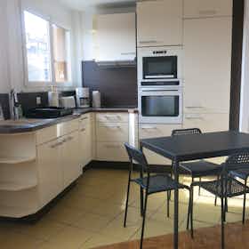 Appartement te huur voor € 1.200 per maand in Les Lilas, Boulevard de la Liberté