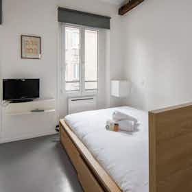 Studio for rent for €1,086 per month in Paris, Rue de Torcy
