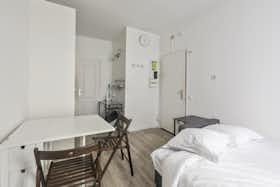 Studio for rent for €1,100 per month in Paris, Rue d'Hautpoul