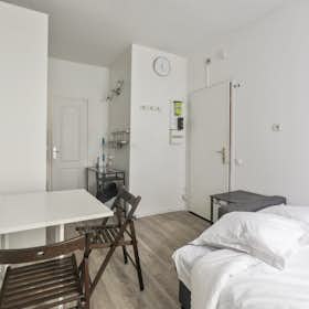 Studio for rent for €800 per month in Paris, Rue d'Hautpoul