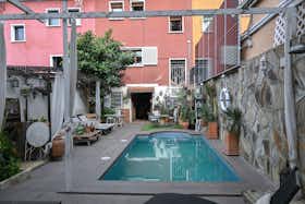 公寓 正在以 €1,850 的月租出租，其位于 Madrid, Calle de Fernández Caro