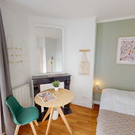 Private room for rent for €817 per month in Paris, Rue des Cloys