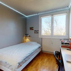 私人房间 正在以 €464 的月租出租，其位于 Bron, Rue de la Batterie