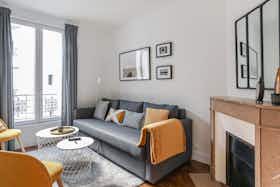 公寓 正在以 €950 的月租出租，其位于 Paris, Rue Béranger