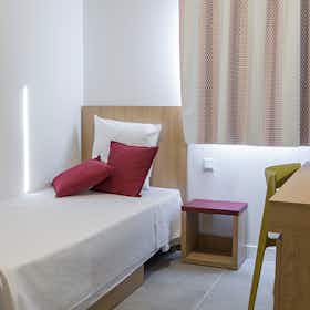 Private room for rent for €855 per month in Sevilla, Calle Leonardo da Vinci