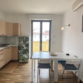 Apartment for rent for €1,740 per month in Milan, Via Corrado II il Salico