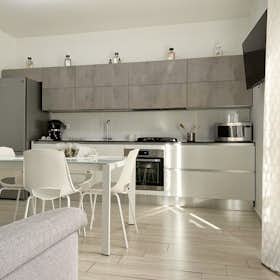 公寓 正在以 €3,500 的月租出租，其位于 Catania, Via Francesco Crispi
