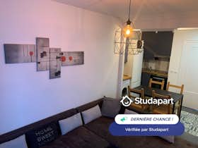 Appartement te huur voor € 300 per maand in Saint-Étienne, Rue Descours