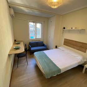 Private room for rent for €690 per month in Madrid, Calle de Potosí