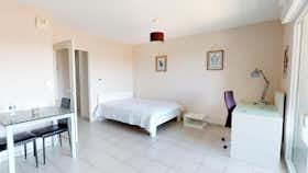 单间公寓 正在以 €585 的月租出租，其位于 Dijon, Allée Claude Jade