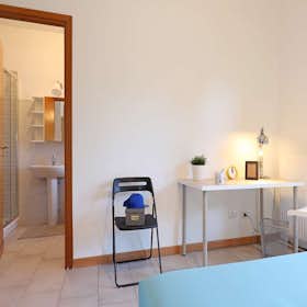 Pokój prywatny do wynajęcia za 580 € miesięcznie w mieście Rome, Via Fiume delle Perle