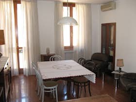 Отдельная комната сдается в аренду за 350 € в месяц в Verona, Via Santa Maria Rocca Maggiore