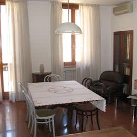 Cameră privată de închiriat pentru 350 EUR pe lună în Verona, Via Santa Maria Rocca Maggiore