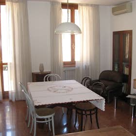 Отдельная комната сдается в аренду за 350 € в месяц в Verona, Via Santa Maria Rocca Maggiore