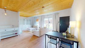 Apartment for rent for €1,188 per month in Villeurbanne, Rue Lucette et René Desgrand
