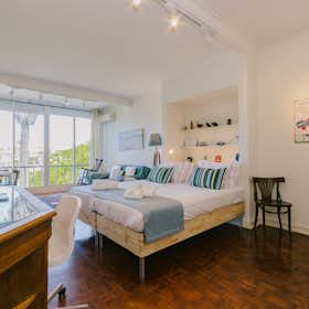 单间公寓 正在以 €9,999 的月租出租，其位于 Cascais, Avenida Clotilde