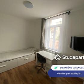 Haus zu mieten für 600 € pro Monat in Roubaix, Place du Travail