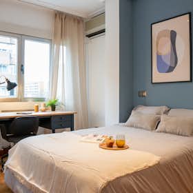 Private room for rent for €794 per month in Madrid, Paseo de la Castellana